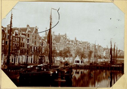 Het Damrak vóór de Demping, ziende op de Oude Huizen tusschen de Papenbrug en de Oudenbrug