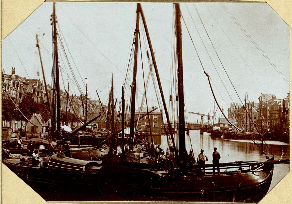 Het Damrak vóór de Demping, ziende van de Papenbrug naar de Oudenbrug-001