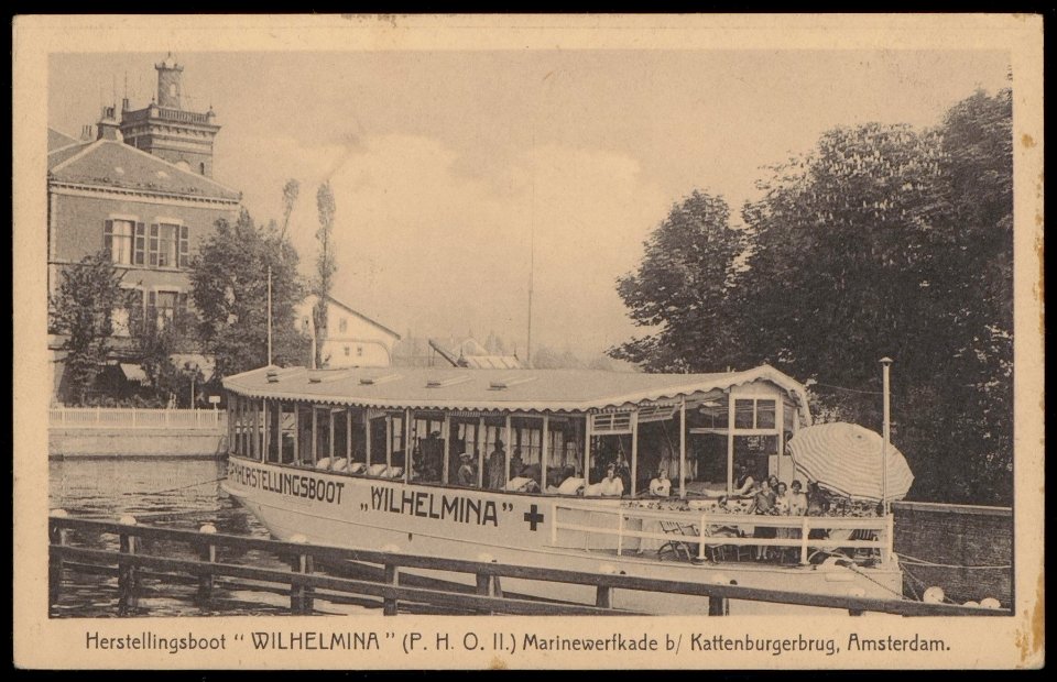 Herstellingsboot Wilhelmina in het Oosterdok bij het Marine-etablissement bij de Marinewerfkade. Uitgave Weenenk & Snel, Afb PBKD00201000022