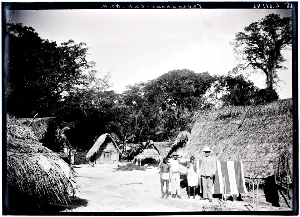 Het dorp Saje in de Tapanahoni met enkele bewoners en C.H. de Goeje en Melchiot