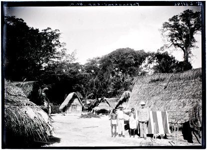 Het dorp Saje in de Tapanahoni met enkele bewoners en C.H. de Goeje en Melchiot