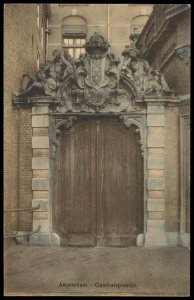 Het Gasthuispoortje Grimburgwal hoek Oudezijds Achterburgwal. Uitgave Brouwer & De Veer, Amsterdam, Afb PBKD00330000016