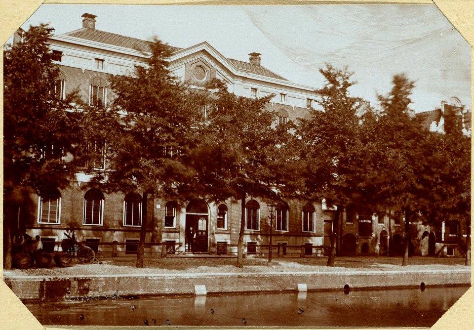 Het Gebouw van de Vereeniging voor Ziekenverplegingg aan de Prinsengracht tegenover de Kruisstraat