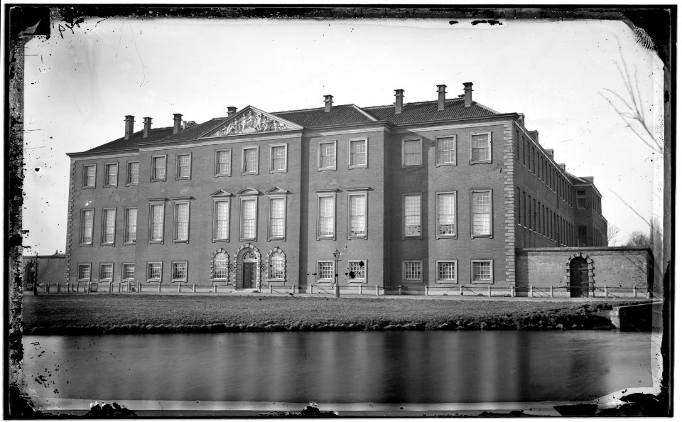 Het Nieuwe Werkhuis, later Armenhuis aan de Roetersstraat 2, thans Dr. Sarphatihuis, met op de voorgrond de Plantage Muidergracht