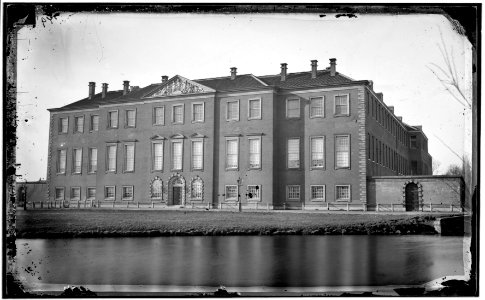 Het Nieuwe Werkhuis, later Armenhuis aan de Roetersstraat 2, thans Dr. Sarphatihuis, met op de voorgrond de Plantage Muidergracht