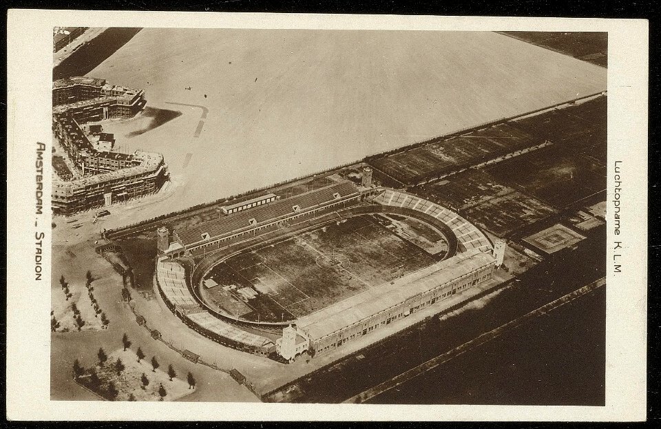 Het Olympisch Stadion tijdens de bouw in 1923. Uitgave Weenenk & Snel, Den Haag, Afb ANWU01859000050