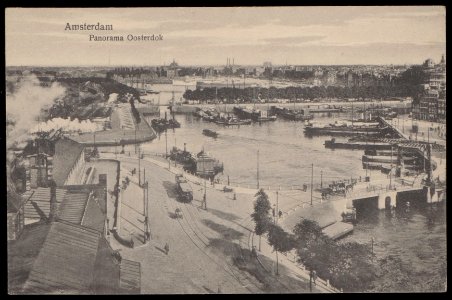 Het Open Havenfront gezien naar de Oosterdokskade en het Oosterdok vanaf het dak van het stationsgebouw, Afb PBKD00202000014