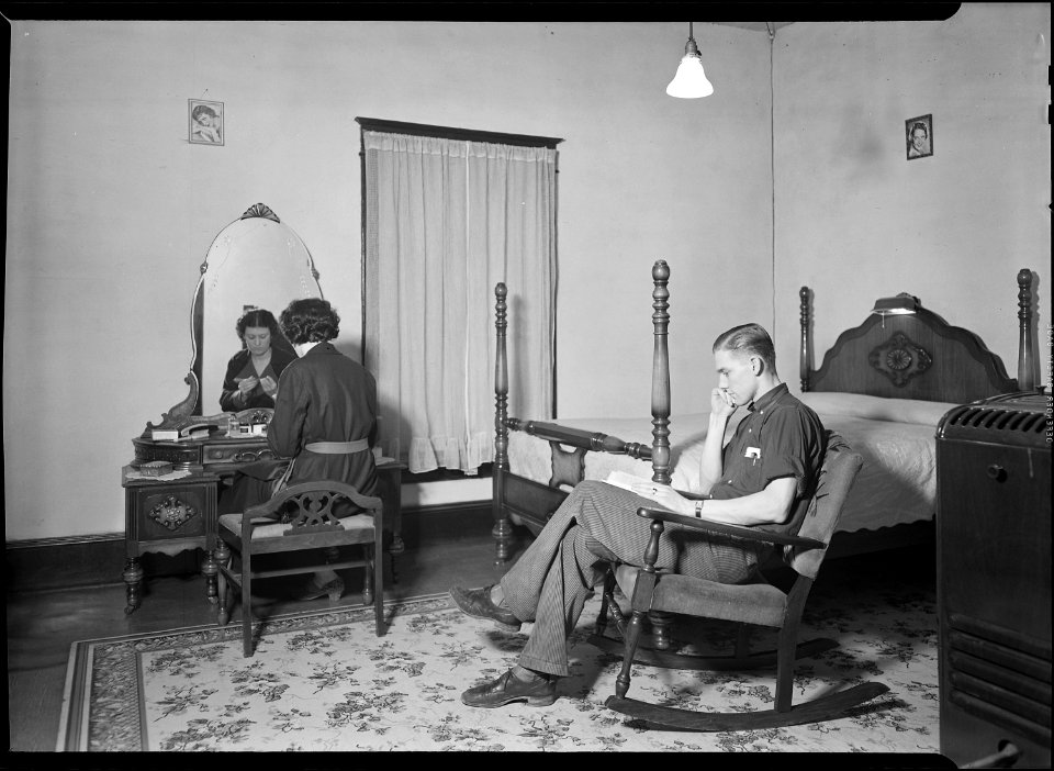 High Point, North Carolina - Housing. Bedroom and living-room in company-owned home of workers in Highland Cotton... - NARA - 518522