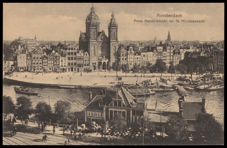 Het Open Havenfront met op de voorgrond het Stationsplein met het NZH koffiehuis, Afb PBKD00200000010