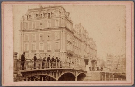 Het Amstel Hotel, gezien vanaf de Mauritskade met op de voorgrond de in 1883 gebouwde brug over de Singelgracht