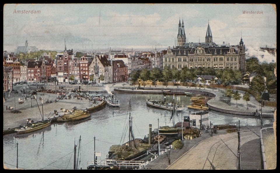 Het Open Havenfront met v.l.n.r. de Prins Hendrikkade, Singel, Droogbak, rechts het hoofdkantoor van de Hollandse IJzeren Spoorwegmaatschappij en deel van het Stationseiland met westelijke onderdoorgang, Afb PBKD00192000007