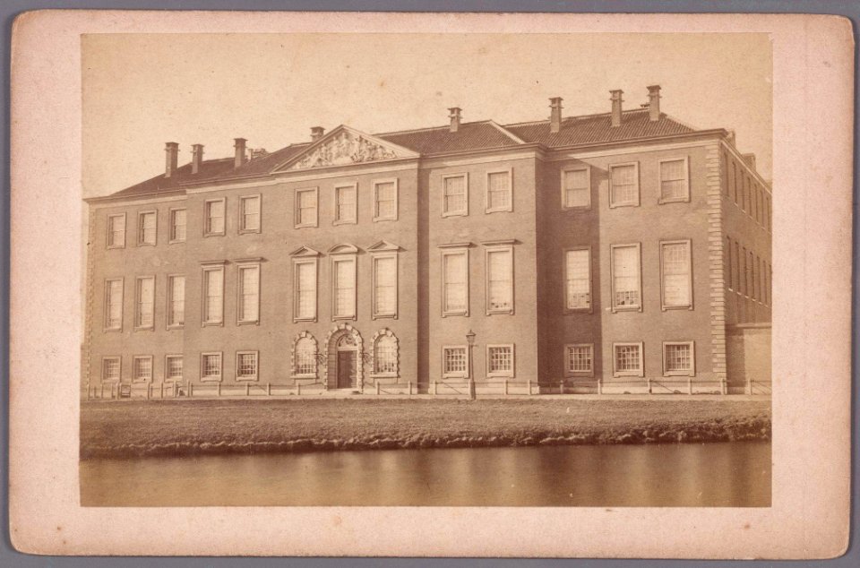 Het Armenhuis (thans Dr. Sarphatihuis), Roetersstraat 2, gezien vanaf de Plantage Muidergracht
