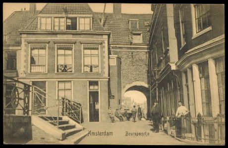 Het Beurspoortje gezien vanaf het Beurspleintje naar de Vijgendam. Uitgave A.J. Nuss, Amsterdam, Afb PBKD00347000003 photo
