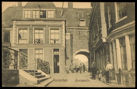 Het Beurspoortje gezien vanaf het Beurspleintje naar de Vijgendam. Uitgave A.J. Nuss, Amsterdam, Afb PBKD00347000003