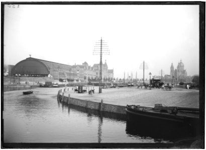 Het Centraal Station aan het Stationsplein met daarvoor het Open Havenfront photo