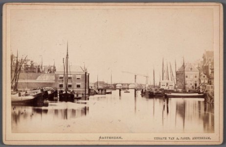 Het Damrak gezien in noordelijke richting naar de Oudebrug en de Nieuwebrug, met links de oude Korenbeurs-001 photo