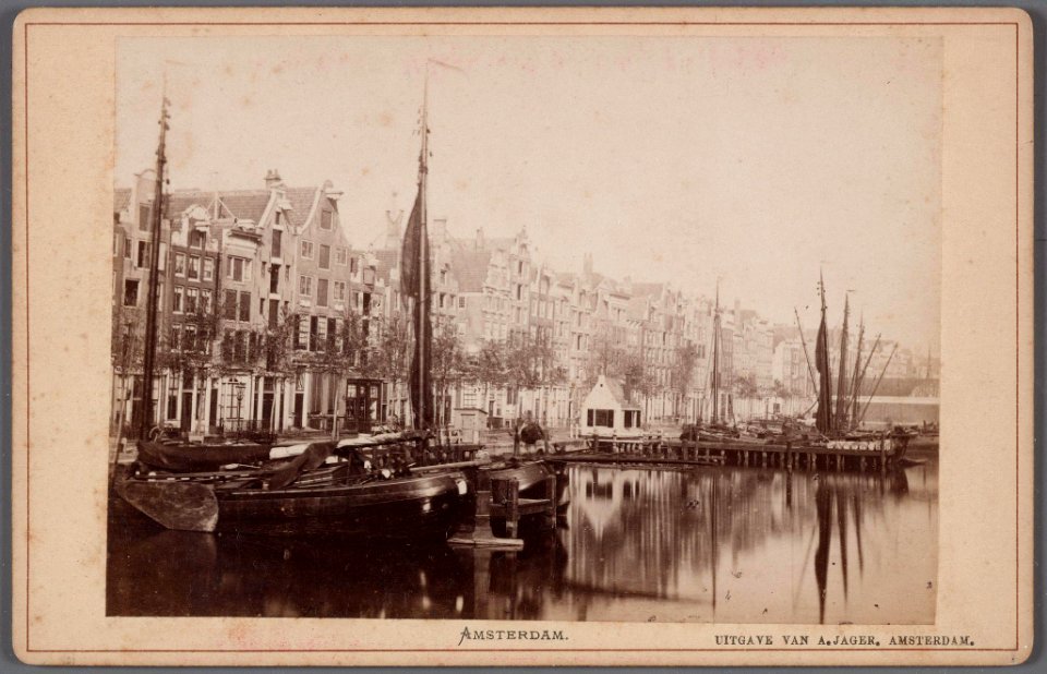 Het Damrak gezien in noordelijke richting voor de verbreding van de kade in 1873-002