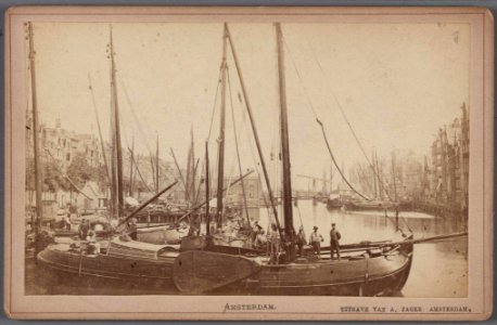 Het Damrak gezien in noordelijke richting voor de verbreding van de kade in 1873. Op de achtergrond (midden) de Korenbeurs photo