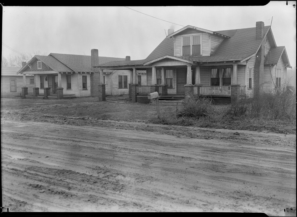 High Point, North Carolina - Housing. Other homes on edge of mill-village owned by Highland Yarn Mills - High Point... - NARA - 518537