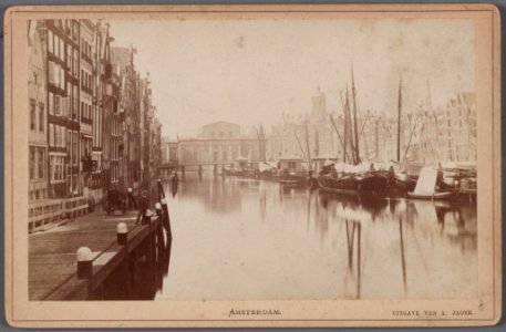 Het Damrak gezien naar de Beurs van Zocher en de Papenbrug vóór de demping photo