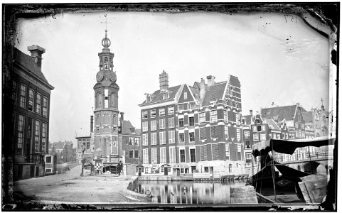 Het Schapenplein met de Munttoren, het Muntgebouw en de Engelse Huizen, afgebroken in 1877, gezien vanaf de Binnen Amstel