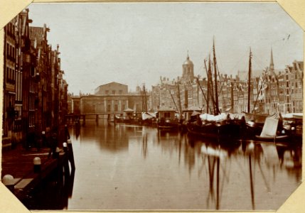 Het Damrak vóór de demping, ziende van de Oudenbrug naar de voormalige Papenbrug photo