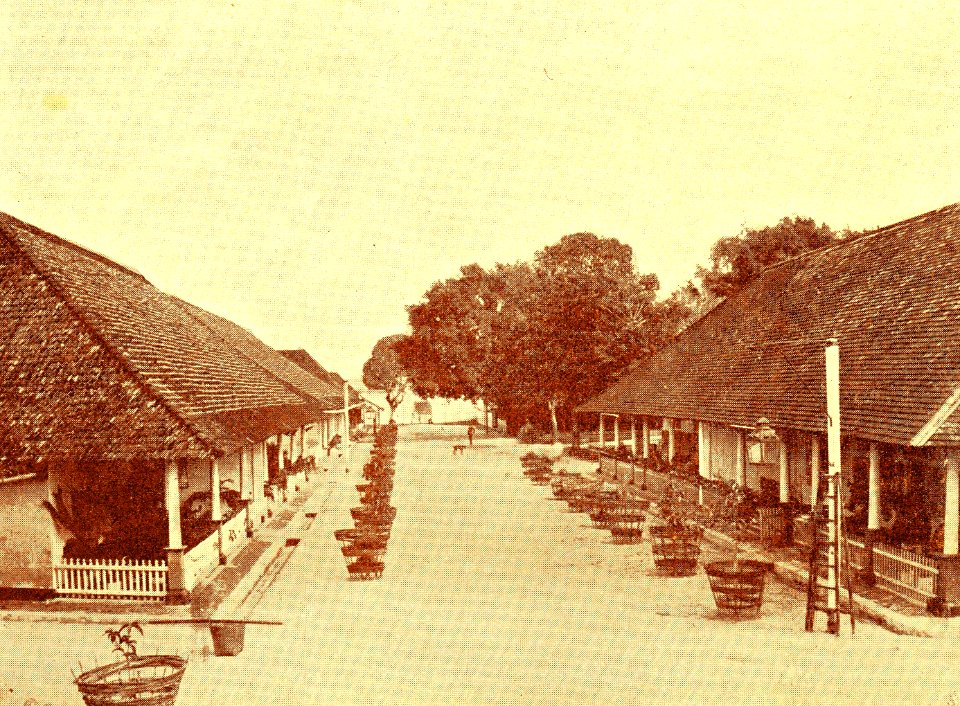 Het fort van binnen, de officierswoningen