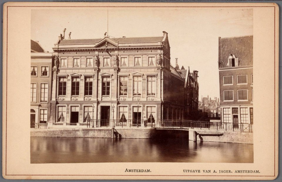 Het gebouw van Arti et Amicitiae, Rokin 112. Rechts het Spui-001