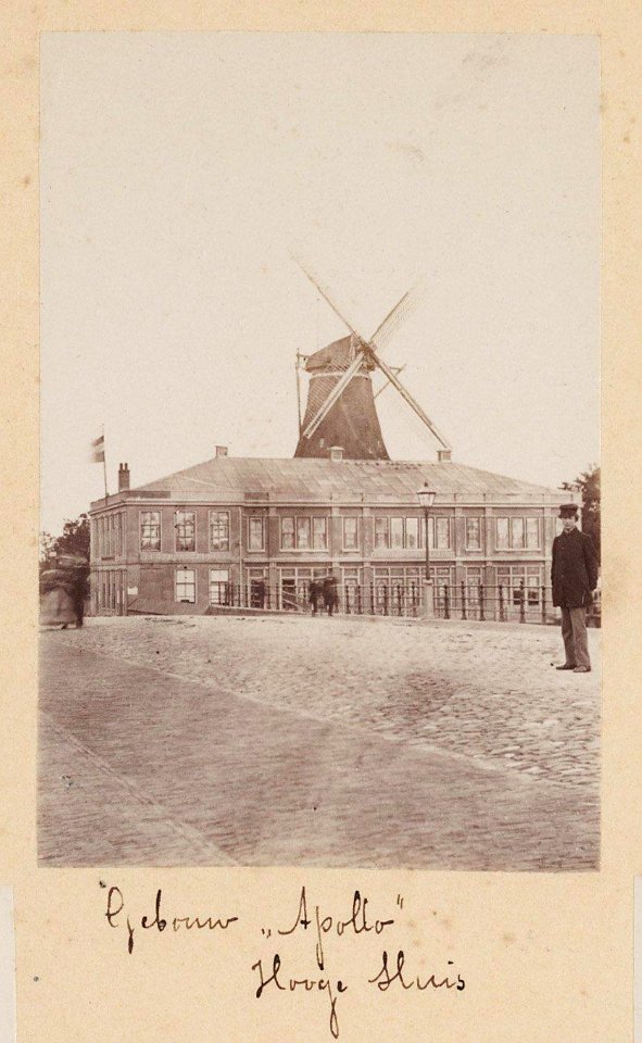 Het sociëteitsgebouw Apollo en daarachter de molen de Bul op het bolwerk Oosterblokhuis gezien vanaf de Hogesluis