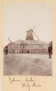 Het sociëteitsgebouw Apollo en daarachter de molen de Bul op het bolwerk Oosterblokhuis gezien vanaf de Hogesluis