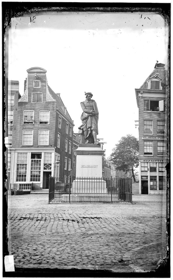 Het standbeeld van Rembrandt op de grens van het Thorbeckeplein (voorheen Reguliersplein) en het Rembrandtplein (voorheen Botermarkt)