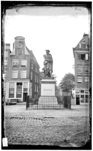 Het standbeeld van Rembrandt op de grens van het Thorbeckeplein (voorheen Reguliersplein) en het Rembrandtplein (voorheen Botermarkt)