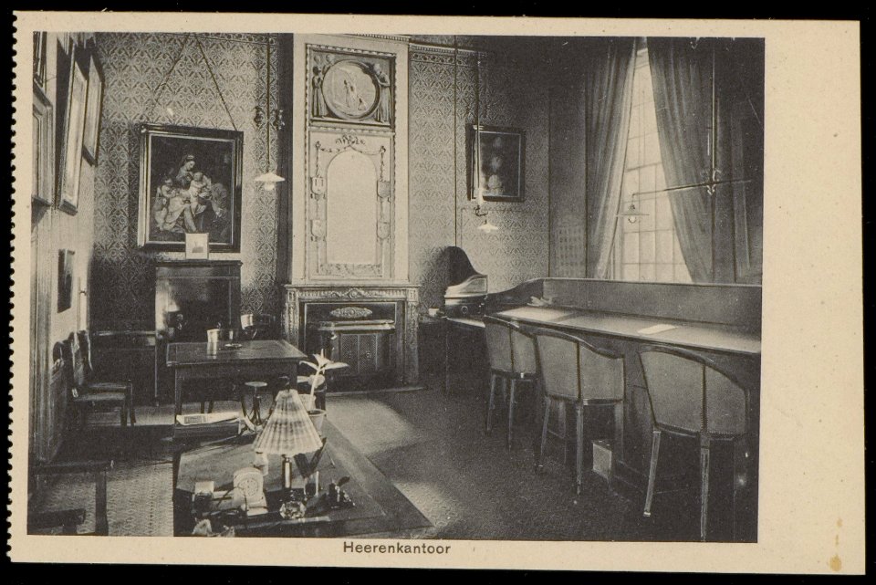 Het herenkantoor van het rooms katholieke Maagdenhuis Spui 21. Uitgave Brinio, Rotterdam, Afb PBKD00354000035