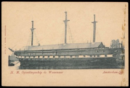 Het in 1856 te water gelaten en nog niet compleet opgetuigd opleidingsschip de Wassenaer, afgemeerd in het Oosterdok bij het Marine-etablissement photo