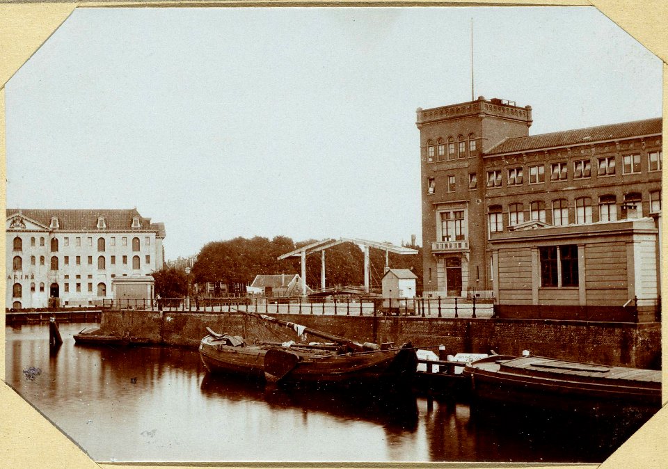 Het Kadijksplein, ziende op het Zeemanshuis, 010094000440