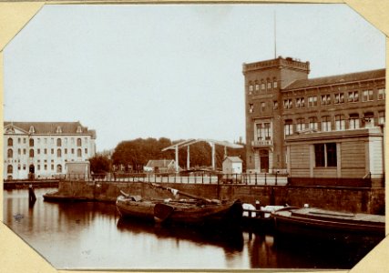 Het Kadijksplein, ziende op het Zeemanshuis, 010094000440