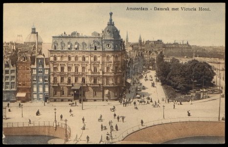 Het Victoriahotel Damrak 1-5 op de kruising met de Prins Hendrikkade, op de achtergrond Droogbak 1a, Afb PBKD00312000026