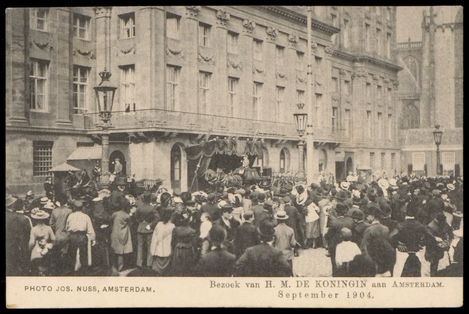 Het Koninklijk Paleis op de Dam tijdens een bezoek van koningin Wilhelmina aan Amsterdam. Uitgave Jos Nuss, Amsterdam, Afb PBKD00387000012