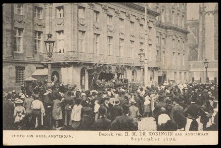 Het Koninklijk Paleis op de Dam tijdens een bezoek van koningin Wilhelmina aan Amsterdam. Uitgave Jos Nuss, Amsterdam, Afb PBKD00387000012