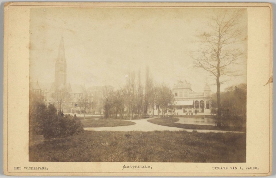 Het Vondelpark gezien naar het Vondelparkpaviljoen en de Vondelkerk in de Vondelstraat
