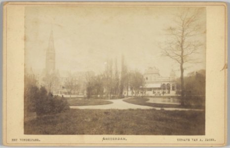 Het Vondelpark gezien naar het Vondelparkpaviljoen en de Vondelkerk in de Vondelstraat