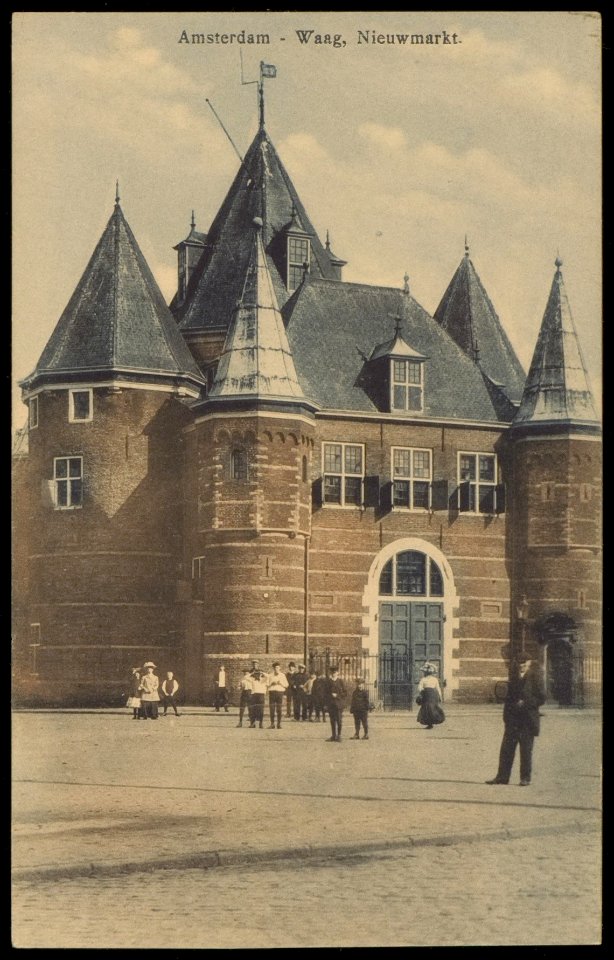 Het Waaggebouw, Nieuwmarkt 4. Uitgave Brouwer & De Veer, Amsterdam. Verso stempel verzameling C. Spook, Afb PBKD00306000008