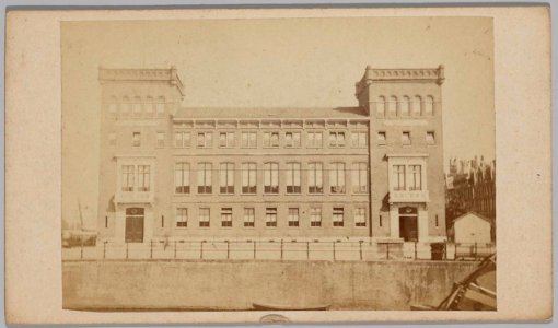 Het Zeemanshuis aan het Kadijksplein 17-18, op de voorgrond de Schippersgracht