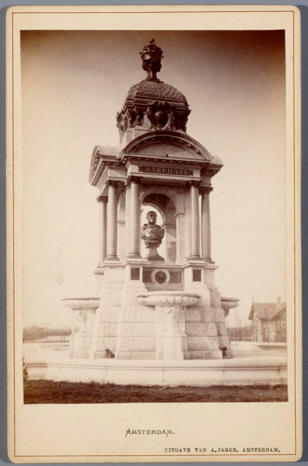 Het monument voor Samuel Sarphati in het Sarphatipark