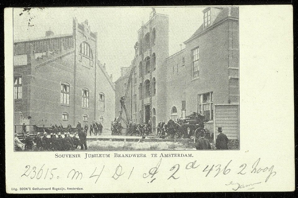 Het oefenpand van de brandweerkazerne, De Ruijterkade 144-150 tijdens een klimoefening. Uitgever Boon, Afb ANWU01855000003
