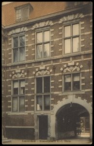 Het Oost Indisch Huis aan Kloveniersburgwal met hier het poortje vanuit de binnenplaats naar de Oude Hoogstraat, Afb PBKD00331000018