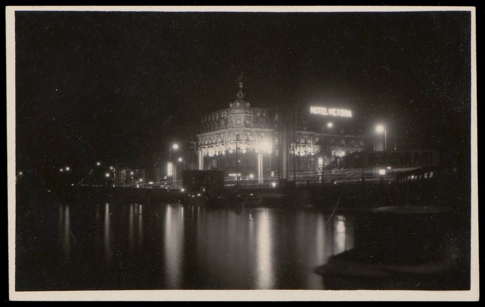 Het Open Havenfront met het Victoriahotel op Damrak 1 hoek Prins Hendrikkade 47 verlicht wegens de Edisonweek, Afb PBKD00197000006