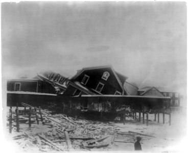 High tides and storm ravage Atlantic coast LCCN2002706086