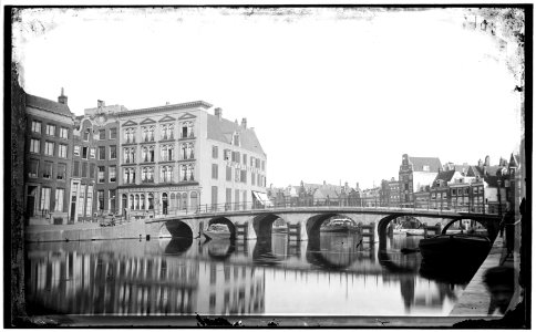 Het Rokin gezien naar de in 1877 gewijzigde Doelensluis met daarachter de Amstel