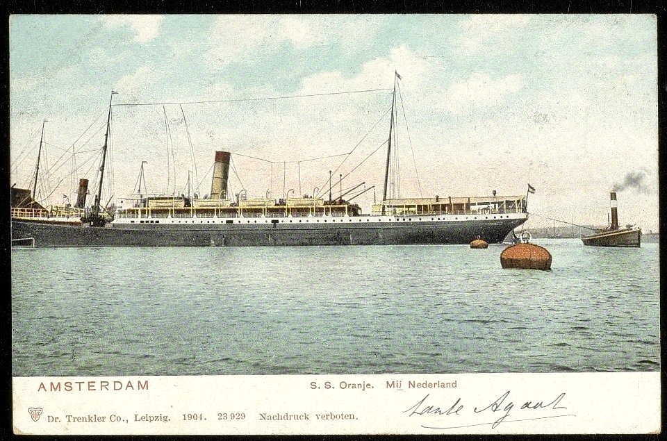 Het S.S. Oranje uit 1904 word gedraaid door een sleepboot in het Afgesloten IJ. Uitgave Dr. Trenkler Co. Leipzig, Afb ANWU01784000006